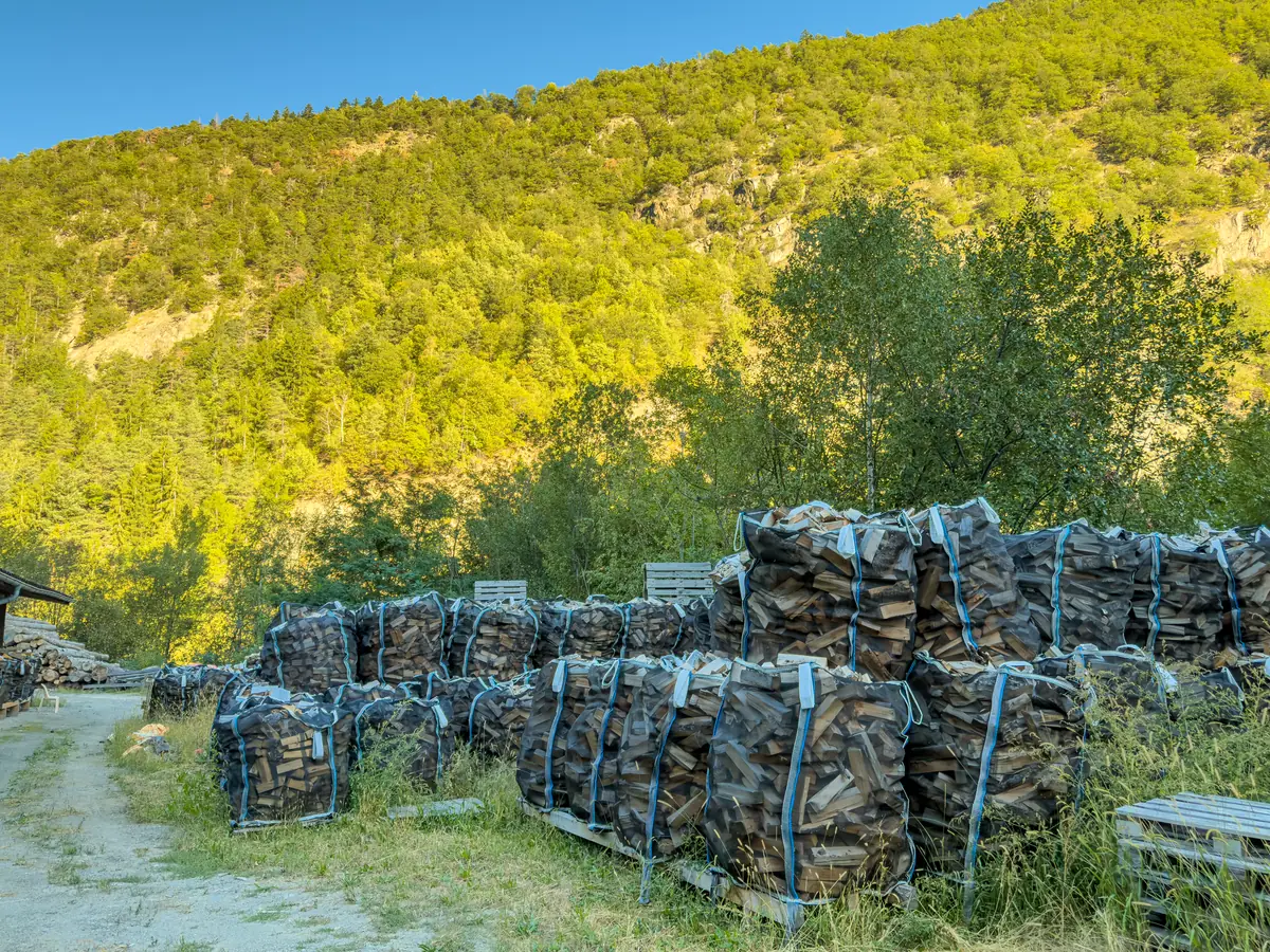Le dépôt Coppey et ses bigbags de bois dans le paysage valaisan