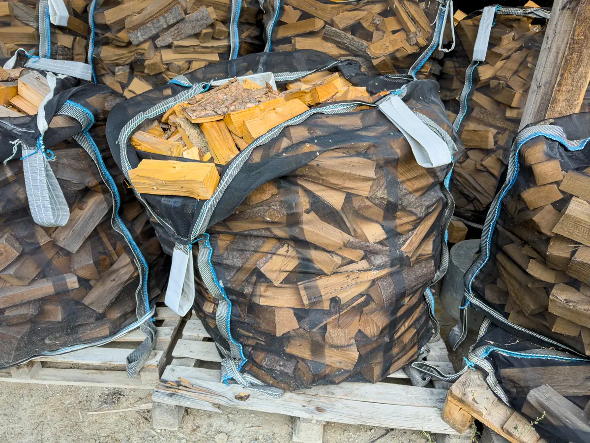Bigbags de bois au dépôt Coppey
